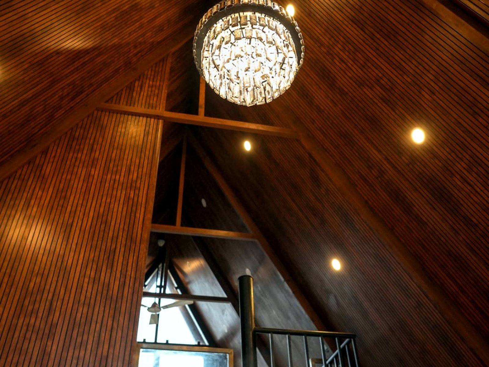 misty-nook-2bhk-03-chandelier-detail