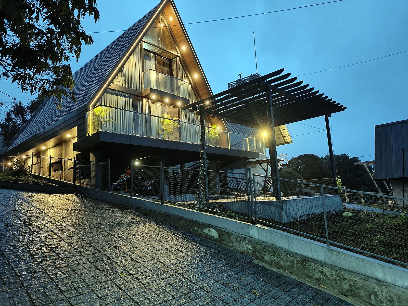 vaga-dreams-3bhk-08-evening-cottage-exterior
