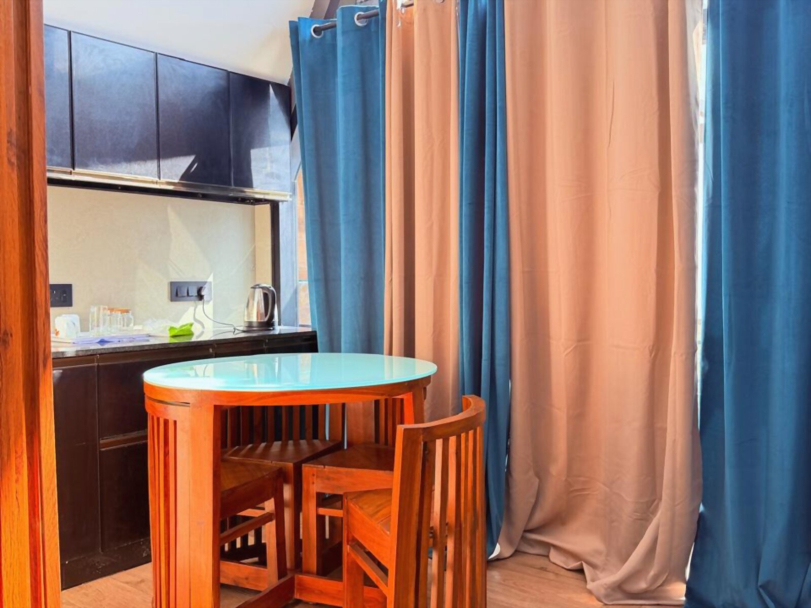 vaga-holidays-2bhk-09-dining-area