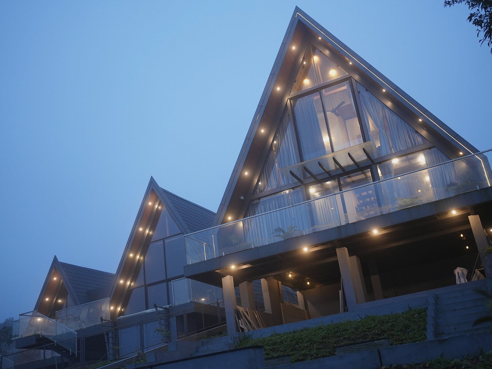 winter-whisper-2-5-bhk-52-night-cottage-exterior